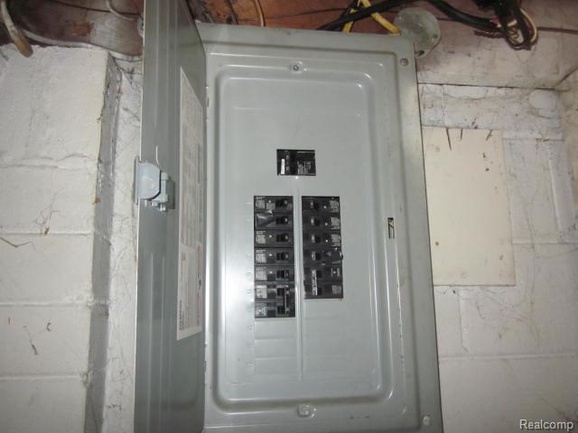 Builiding view fourteen for 19651 Lyndon, Detroit, MI. 48223