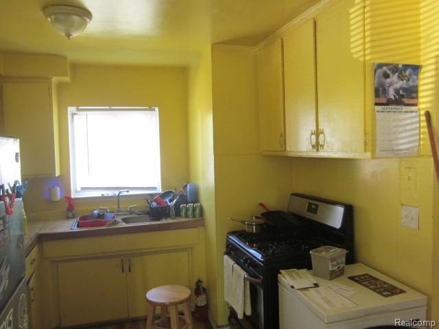 Builiding view nine for 19651 Lyndon, Detroit, MI. 48223