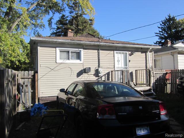 Builiding view seventeen for 19651 Lyndon, Detroit, MI. 48223