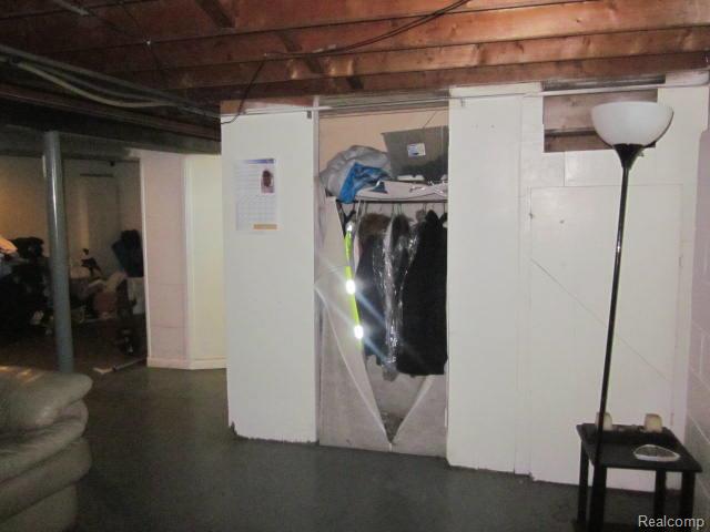 Builiding view sixteen for 19651 Lyndon, Detroit, MI. 48223