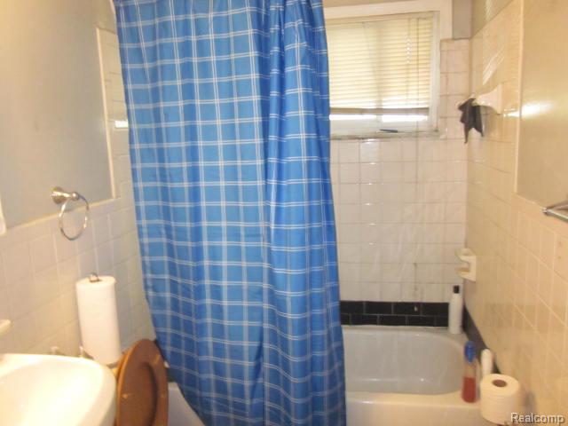 Builiding view ten for 19651 Lyndon, Detroit, MI. 48223