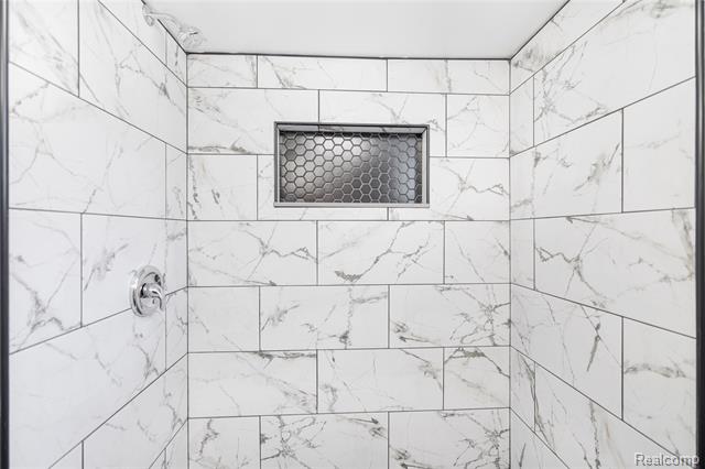 Builiding view twenty eight for 5228 Elmer, Detroit, MI. 48210