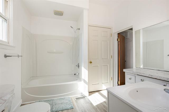 Builiding view eight for 1303 Wilson, Bay City, MI. 48708