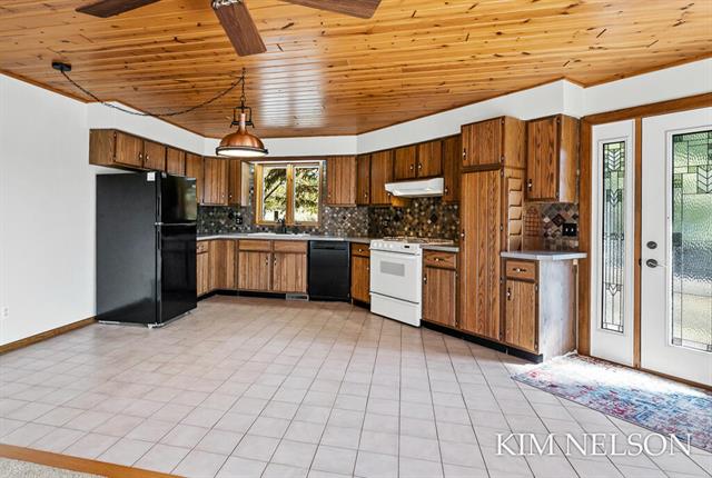 Builiding view eighteen for 925 Lake, Whitehall, MI. 49461