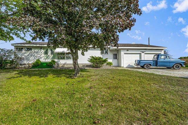 front view for 17567 Lakeside Road, Three Oaks, Mi. 49128