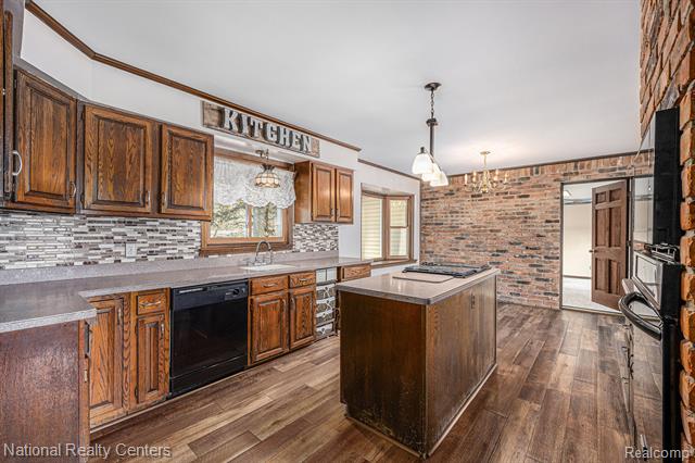 Builiding view nine for 9494 Sashabaw, Clarkston, MI. 48348