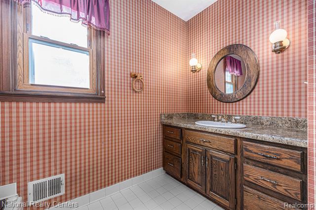 Builiding view sixteen for 9494 Sashabaw, Clarkston, MI. 48348