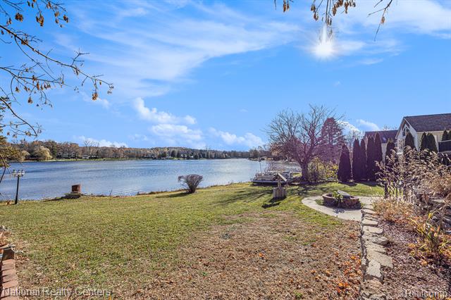 Builiding view thirty one for 9494 Sashabaw, Clarkston, MI. 48348