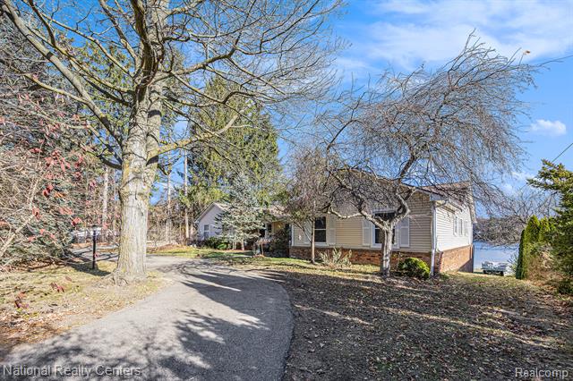 Builiding view thirty three for 9494 Sashabaw, Clarkston, MI. 48348