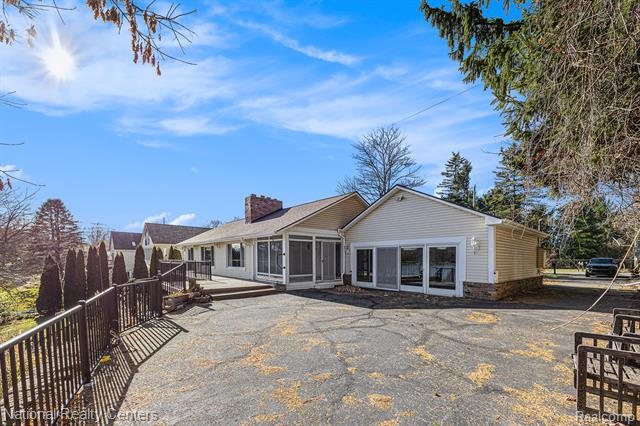 Builiding view thirty two for 9494 Sashabaw, Clarkston, MI. 48348