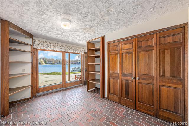 Builiding view twenty four for 9494 Sashabaw, Clarkston, MI. 48348