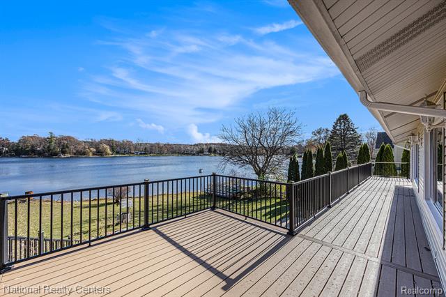 Builiding view twenty seven for 9494 Sashabaw, Clarkston, MI. 48348