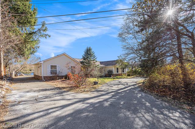 Builiding view two for 9494 Sashabaw, Clarkston, MI. 48348