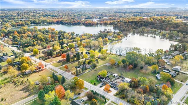 Builiding view four for 551 Joslyn, Lake Orion, MI. 48362