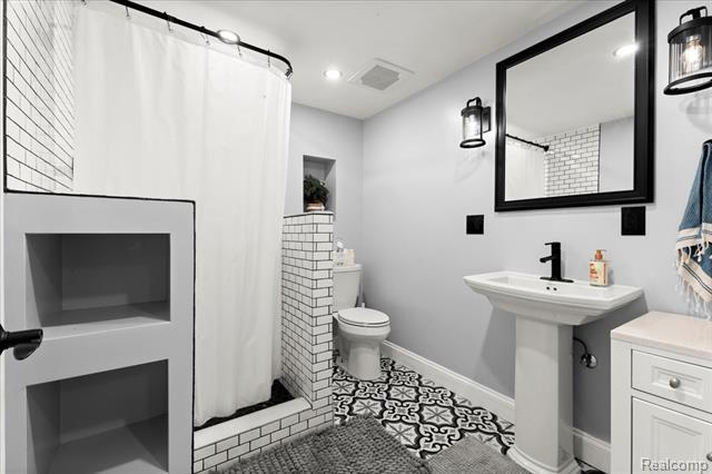 Builiding view thirty four for 551 Joslyn, Lake Orion, MI. 48362