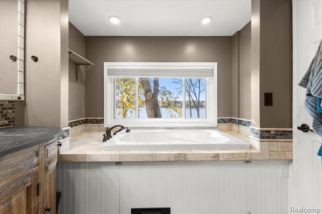 Builiding view thirty nine for 551 Joslyn, Lake Orion, MI. 48362