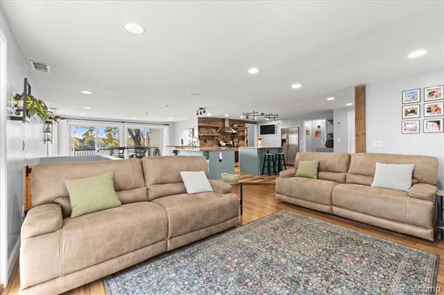 Builiding view thirty for 551 Joslyn, Lake Orion, MI. 48362