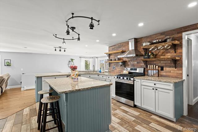 Builiding view twenty five for 551 Joslyn, Lake Orion, MI. 48362