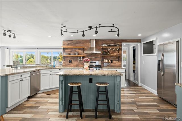 Builiding view twenty four for 551 Joslyn, Lake Orion, MI. 48362