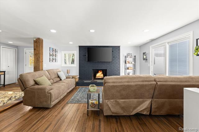 Builiding view twenty nine for 551 Joslyn, Lake Orion, MI. 48362