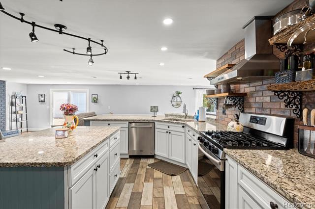 Builiding view twenty seven for 551 Joslyn, Lake Orion, MI. 48362