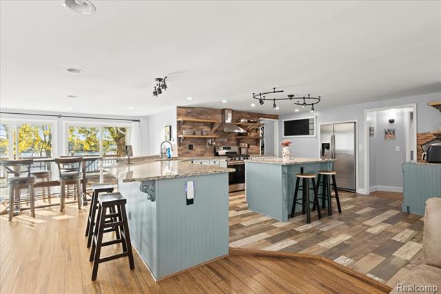 Builiding view twenty six for 551 Joslyn, Lake Orion, MI. 48362