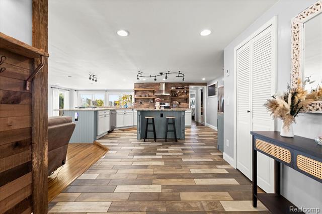 Builiding view twenty three for 551 Joslyn, Lake Orion, MI. 48362