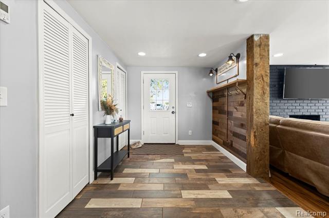 Builiding view twenty two for 551 Joslyn, Lake Orion, MI. 48362