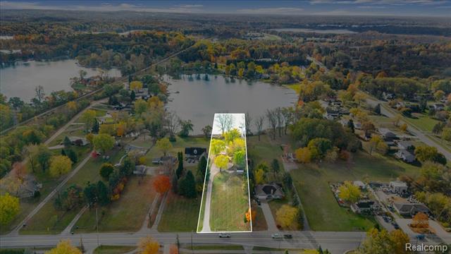 Builiding view two for 551 Joslyn, Lake Orion, MI. 48362