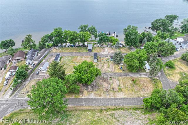 Builiding view seven for 27 Sunset Lane, Fenton, MI. 48430