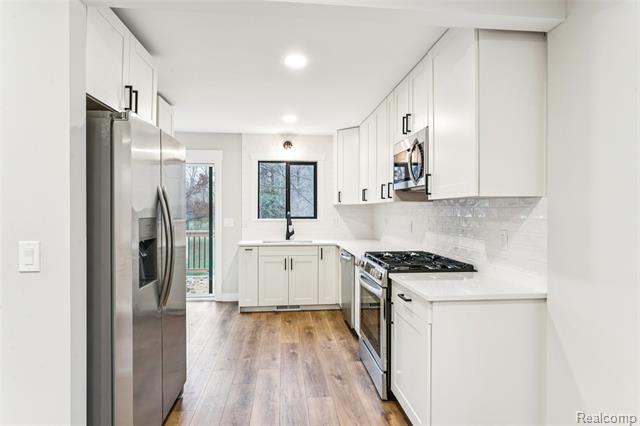 Builiding view six for 9398 Ortonville, Clarkston, MI. 48348