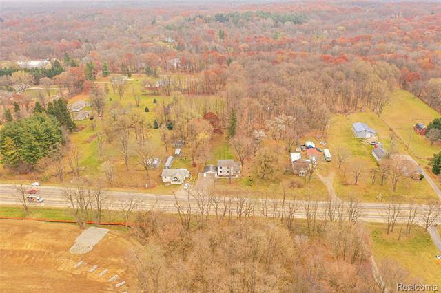 Builiding view thirty six for 9398 Ortonville, Clarkston, MI. 48348