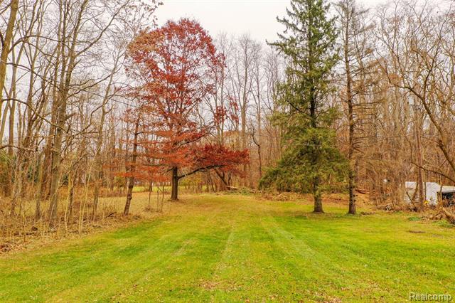 Builiding view thirty three for 9398 Ortonville, Clarkston, MI. 48348