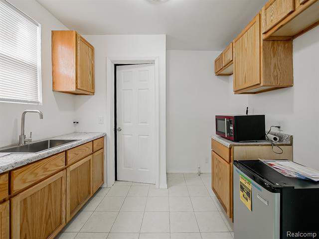 Builiding view four for 9163 Winthrop, Detroit, MI. 48228