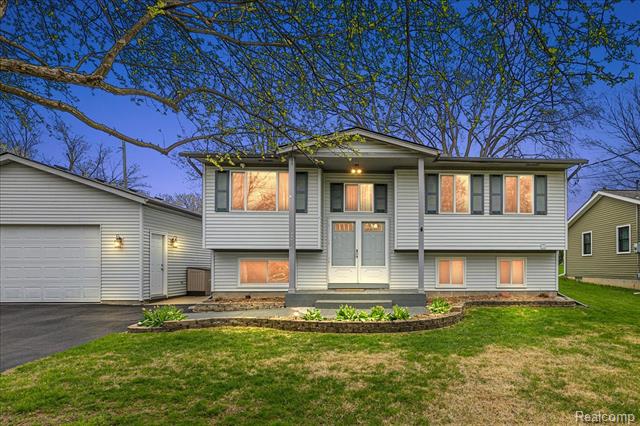 front view for 490 Glenn Ct, Lake Orion, Mi. 48362