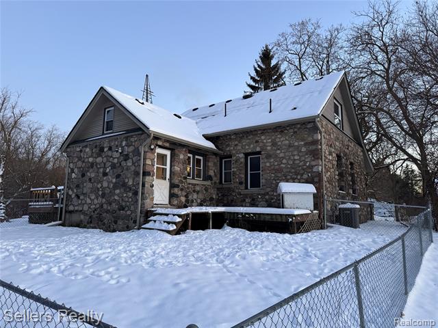 Builiding view two for 7477 Tucker, Holly, MI. 48442