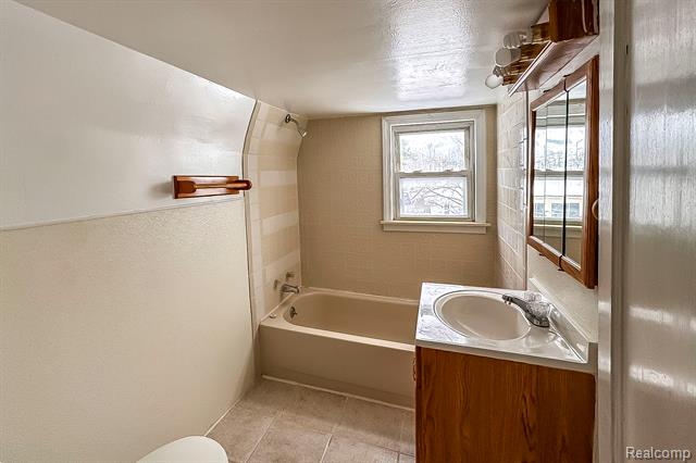 Builiding view twenty one for 129 N Slater, Lake Orion, MI. 48362