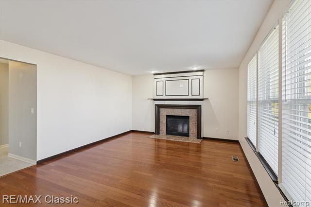 Builiding view fifteen for 868 Deer Run Lake, Holly, MI. 48442