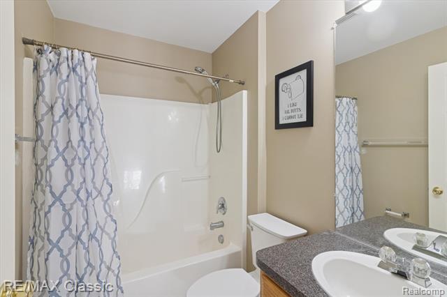 Builiding view thirty three for 868 Deer Run Lake, Holly, MI. 48442