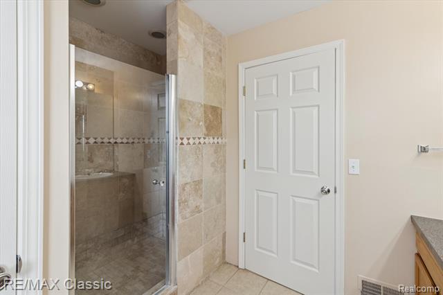 Builiding view twenty five for 868 Deer Run Lake, Holly, MI. 48442