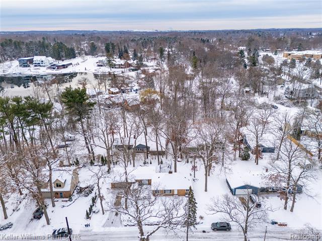 Builiding view eighteen for 915 Dollar Bay, Lake Orion, MI. 48362