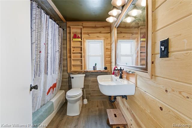 Builiding view eleven for 915 Dollar Bay, Lake Orion, MI. 48362