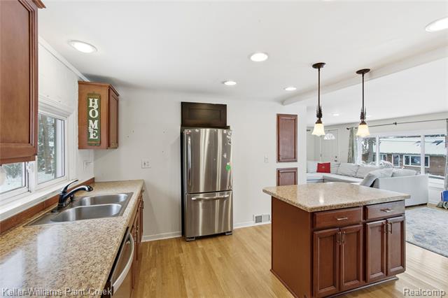 Builiding view four for 915 Dollar Bay, Lake Orion, MI. 48362