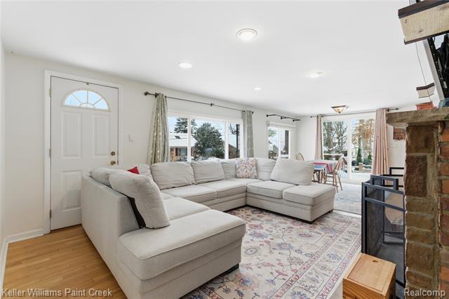 Builiding view seven for 915 Dollar Bay, Lake Orion, MI. 48362