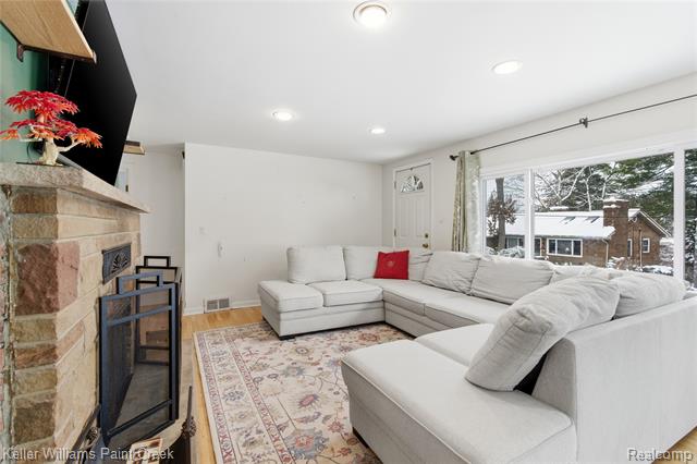 Builiding view six for 915 Dollar Bay, Lake Orion, MI. 48362