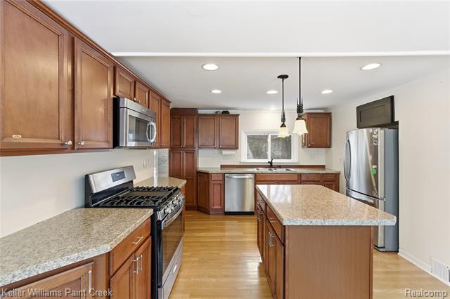 Builiding view three for 915 Dollar Bay, Lake Orion, MI. 48362