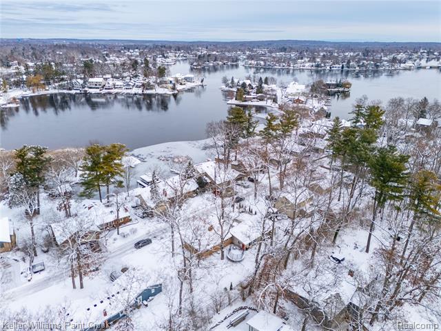 Builiding view twenty one for 915 Dollar Bay, Lake Orion, MI. 48362