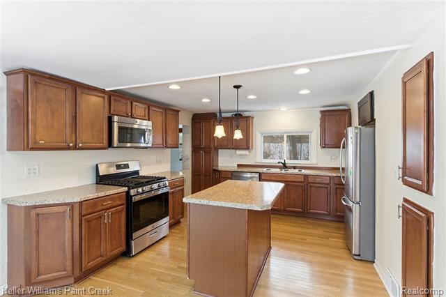 Builiding view two for 915 Dollar Bay, Lake Orion, MI. 48362