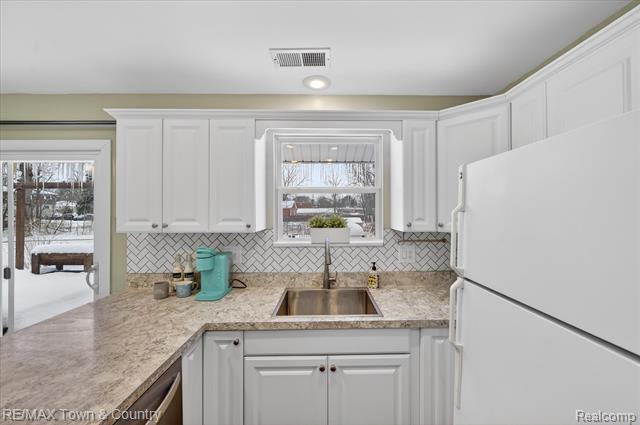 Builiding view ten for 109 N Corbin, Holly, MI. 48442