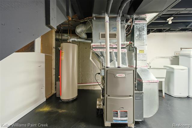 Builiding view eighteen for 108 Menasha, Lake Orion, MI. 48362